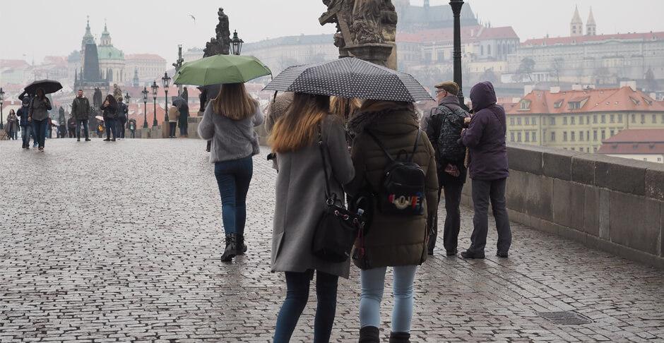 Fotografieren bei Regen Tipps Prag Karlsbruecke - Fotografieren bei Regen und Wind: Tipps für schlechte Wetterbedingungen