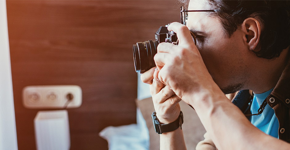 Mann beim Fotografieren - Anfängerfehler beim Fotografieren: 8 Tipps um sie zu vermeiden