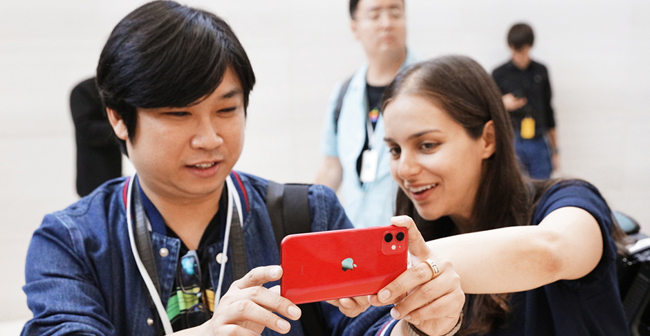 Anwender mit dem Apple-Smartphone in der Farbe Rot