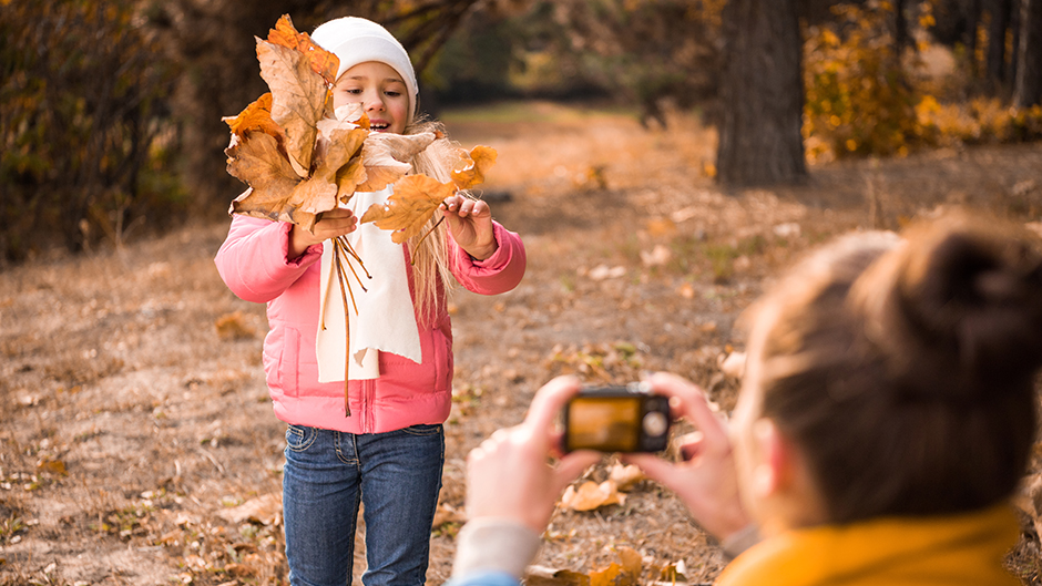 Herbstfotos Tipps Wald Blaetter Kinder