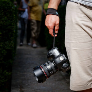 9 LA WBN Lens Aid Handschlaufe Kamera Neopren schwarz 300x300 - Statt selber machen: 6 Kamera-Handschlaufen, die du kennen musst