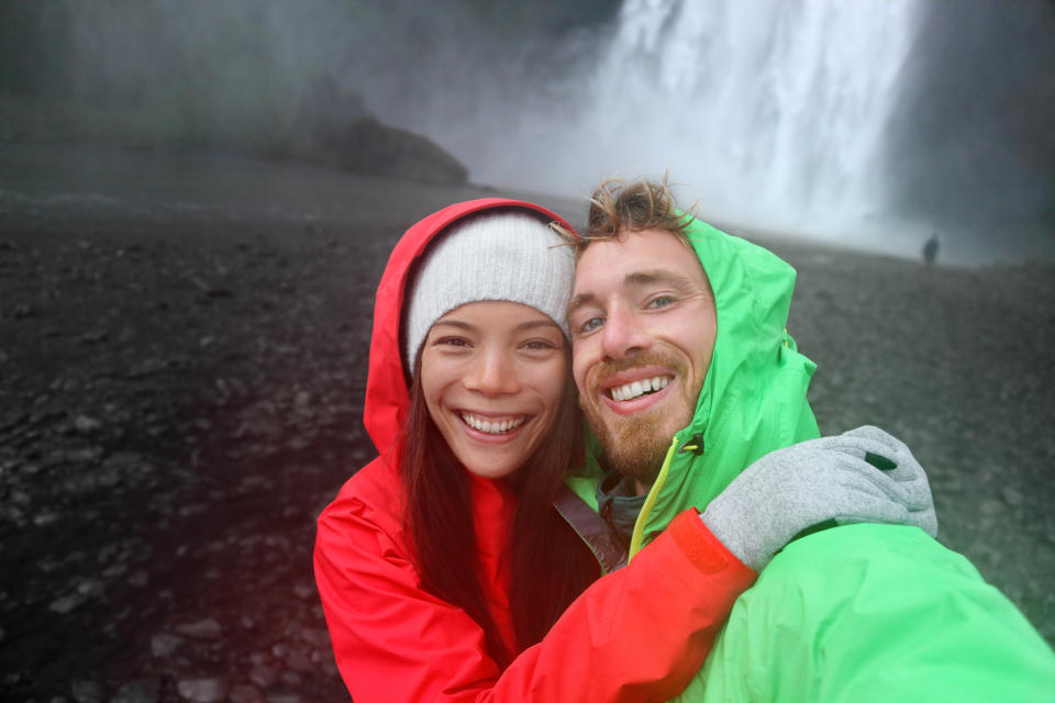 Ein Selfie unterm Wasserfall? Kein Problem mit einer abgedichteten Kamera oder einem Regenschutz