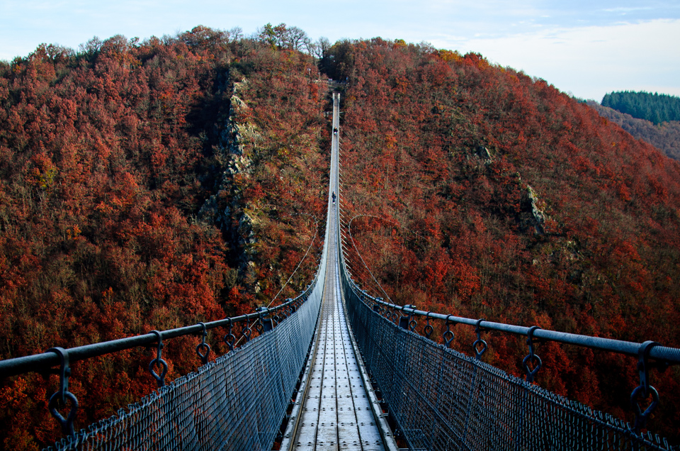 360 Meter lang und umgeben von Wäldern – die Hängebrücke Geierlay ist ein Garant für spektakuläre Herbstfotos