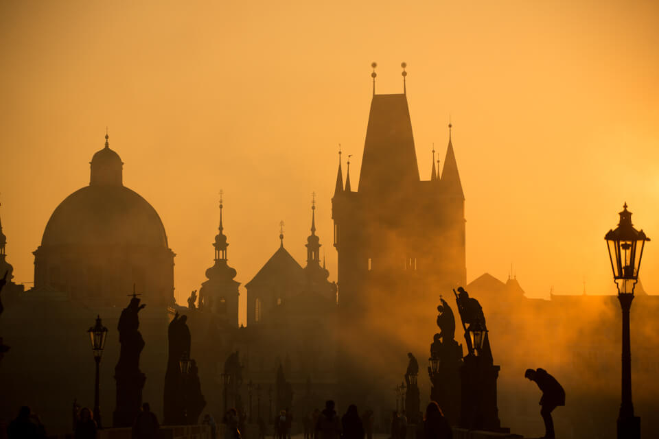 Morgenstunde auf der Karlsbrücke in Prag