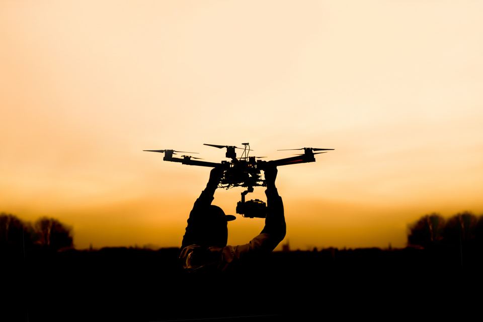 Für Drohnen ab einer bestimmten Größe und speziellem Einsatzgebiet ist eine Genehmigung Pflicht