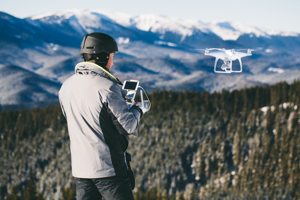 In der freien Natur (sofern es sich um kein Naturschutzgebiet handelt) kannst du deine Drohne steigen lassen