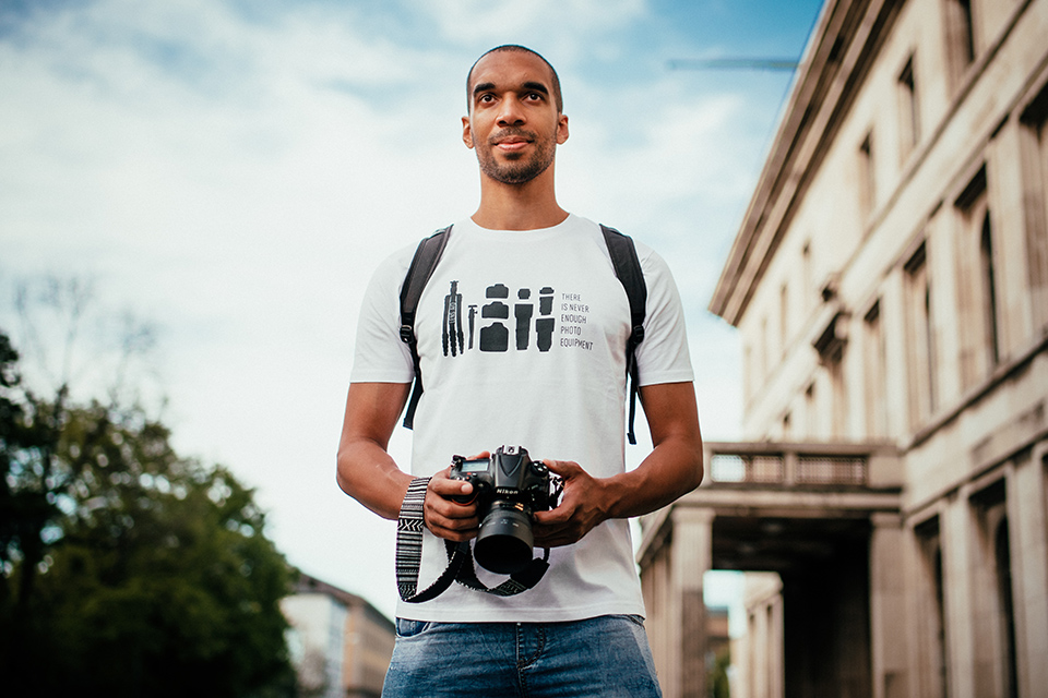 Junger Mann Kameragurt Reisen - Gibt es Kameras für Linkshänder?