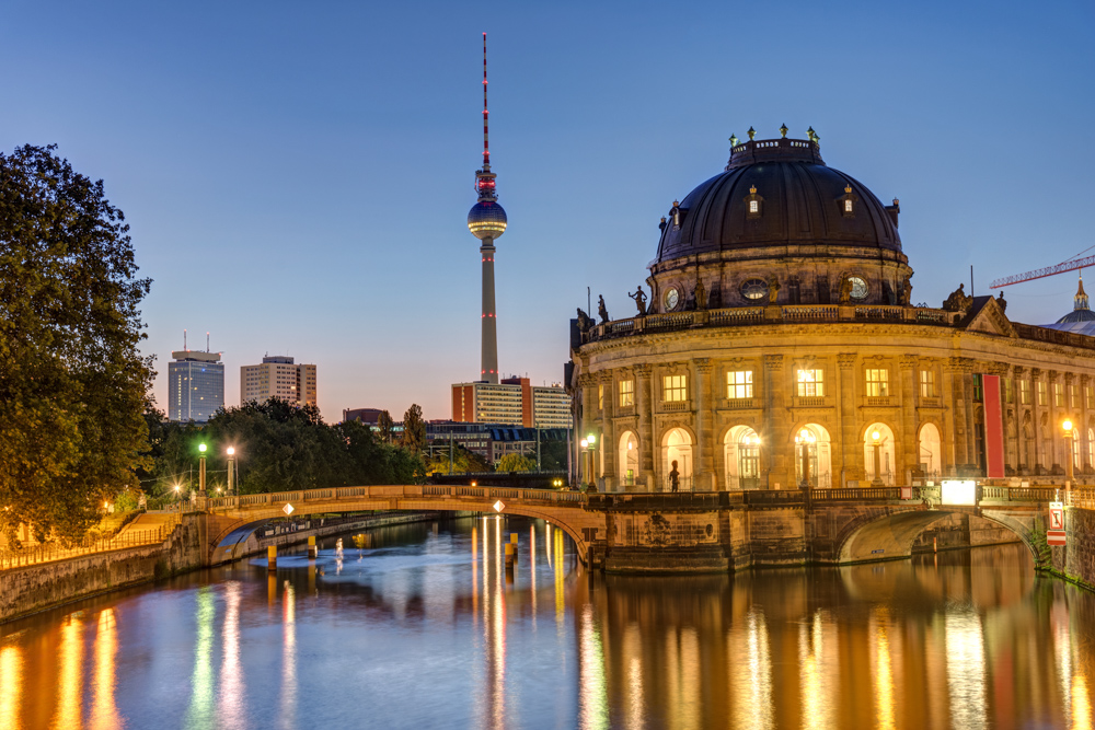 Beste Fotospots Berlin: Nicht nur am Abend schön – der Blick aufs Bode-Museum
