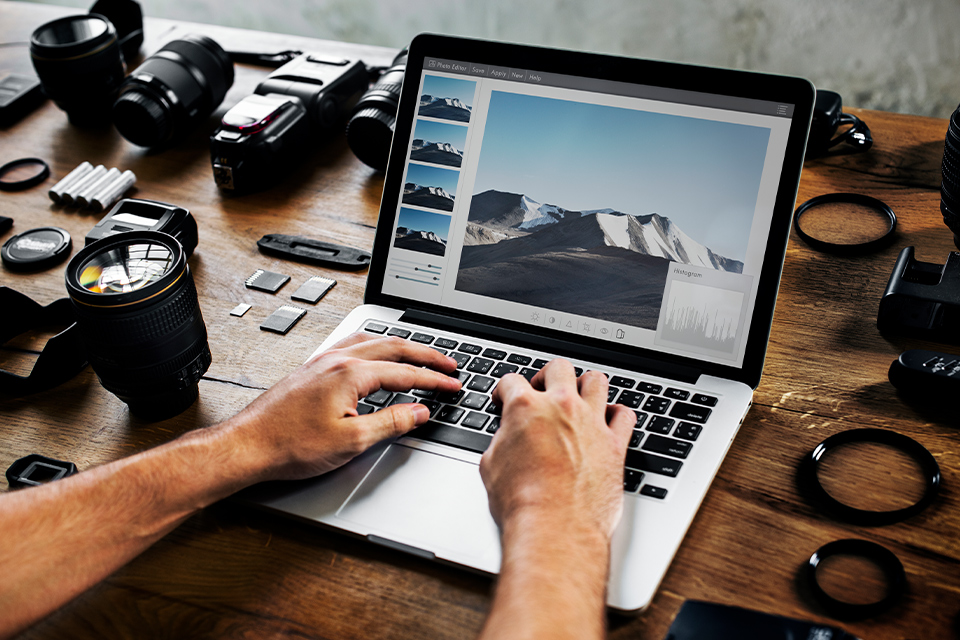 Kameraausruestung Objektiv Laptop Bildbearbeitung - 11 kostenlose Bildbearbeitungsprogramme 2022