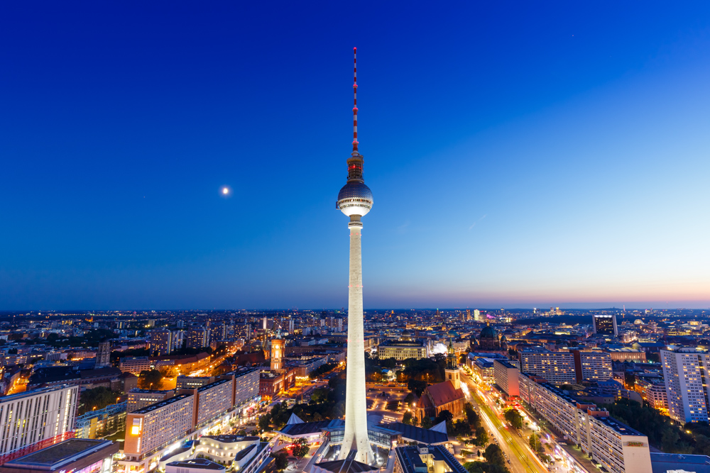 Skyline Fernsehturm Berlin Alexanderplatz Blaue Stunde