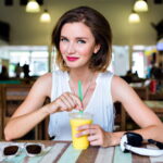 Junge Frau Cafe 150x150 - Ostern 2022: Die besten Amazon Foto-Deals & Angebote