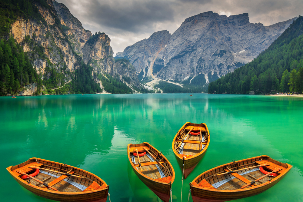 Klassisches Fotomotiv: Die Holzboote auf dem Pragser Wildsee