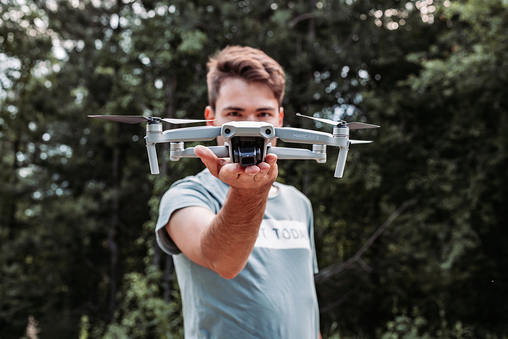 Drohne Mann Hand - Drohnenzubehör: Dieses Equipment brauchst du wirklich für deine Drohne