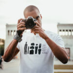 Kamera Mann Kameragurt 2 150x150 - Kreative Blockade beim Fotografieren: Was tun, wenn der Fotospot enttäuscht?