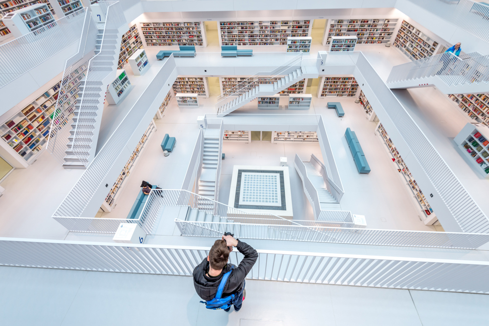 Ein Fotograf in der ultra modernen und in Weiß gehaltenen Stuttgarter Stadtbibliothek