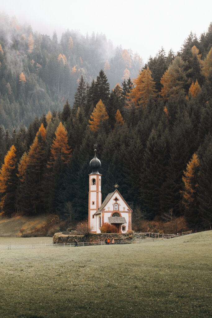 Eine Kirche bei einem Wald in Italien
