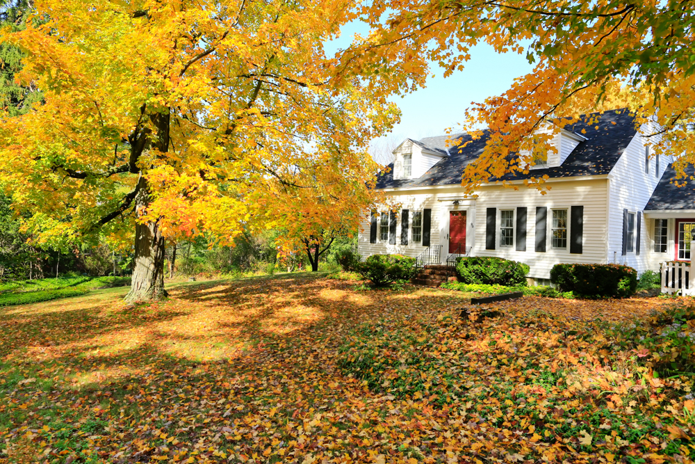 Ein klassisches Haus in New England, USA, während des Indian Summer