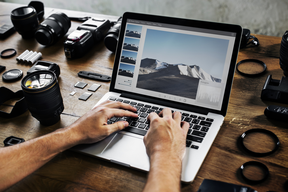 Bildbearbeitung Laptop PC - Fotos online verkaufen: Tipps und Plattformen im Netz